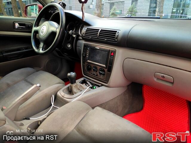 Червоний Фольксваген Пассат, об'ємом двигуна 1.6 л та пробігом 250 тис. км за 3900 $, фото 11 на Automoto.ua