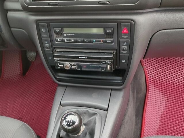 Красный Фольксваген Пассат, объемом двигателя 1.6 л и пробегом 225 тыс. км за 4300 $, фото 8 на Automoto.ua