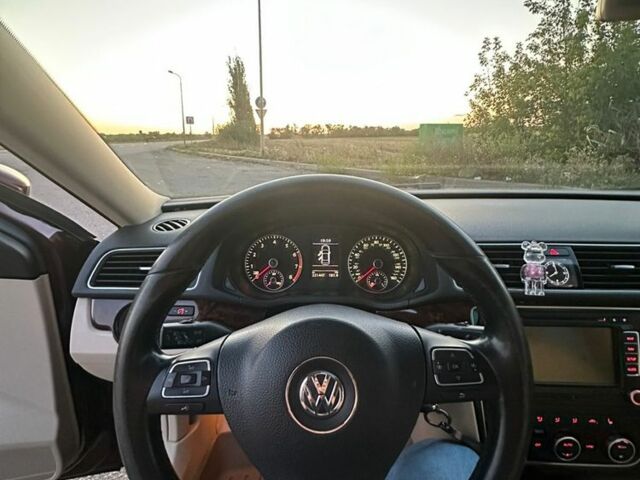 Красный Фольксваген Пассат, объемом двигателя 2.5 л и пробегом 225 тыс. км за 9300 $, фото 4 на Automoto.ua