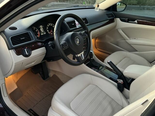 Красный Фольксваген Пассат, объемом двигателя 2.5 л и пробегом 225 тыс. км за 9300 $, фото 2 на Automoto.ua