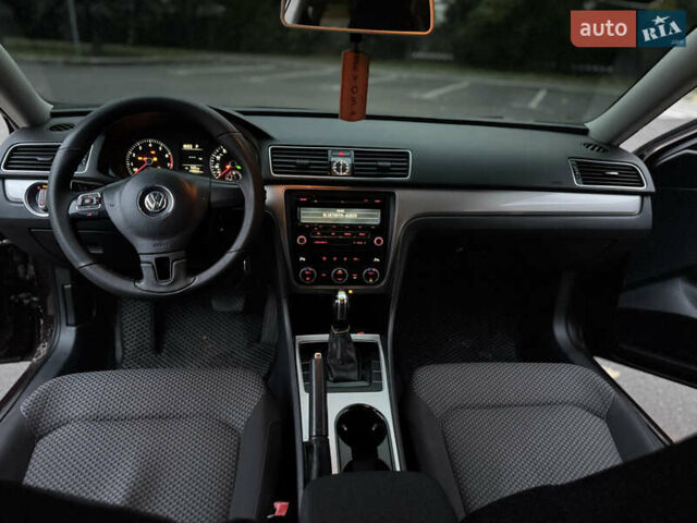 Красный Фольксваген Пассат, объемом двигателя 2.48 л и пробегом 241 тыс. км за 9500 $, фото 14 на Automoto.ua
