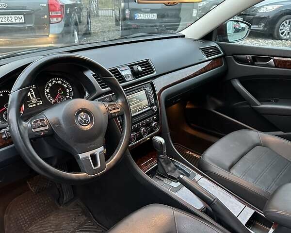 Красный Фольксваген Пассат, объемом двигателя 2.5 л и пробегом 186 тыс. км за 11200 $, фото 7 на Automoto.ua