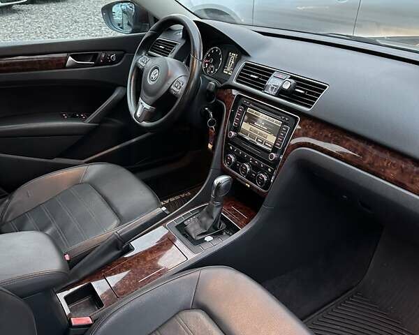 Красный Фольксваген Пассат, объемом двигателя 2.5 л и пробегом 186 тыс. км за 11200 $, фото 1 на Automoto.ua