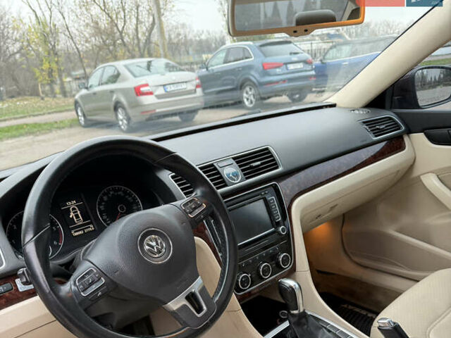 Красный Фольксваген Пассат, объемом двигателя 1.97 л и пробегом 188 тыс. км за 10000 $, фото 8 на Automoto.ua