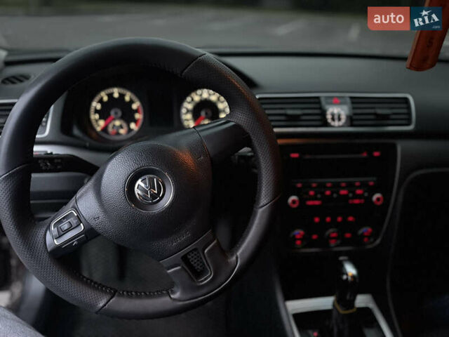 Красный Фольксваген Пассат, объемом двигателя 2.48 л и пробегом 241 тыс. км за 9500 $, фото 10 на Automoto.ua