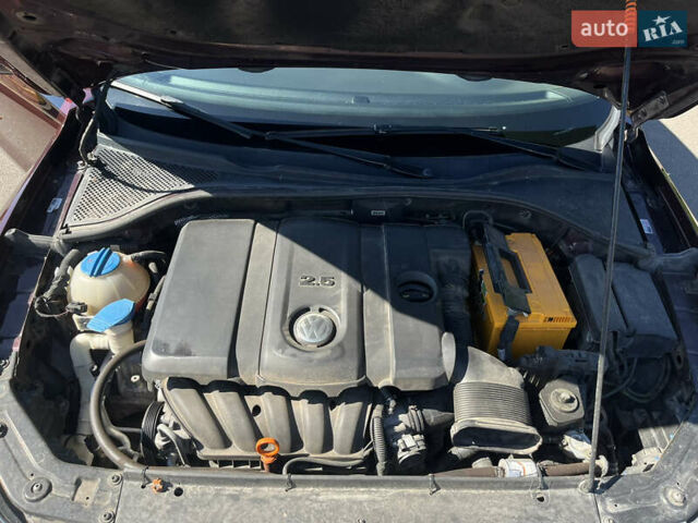 Червоний Фольксваген Пассат, об'ємом двигуна 2.5 л та пробігом 290 тис. км за 8800 $, фото 8 на Automoto.ua