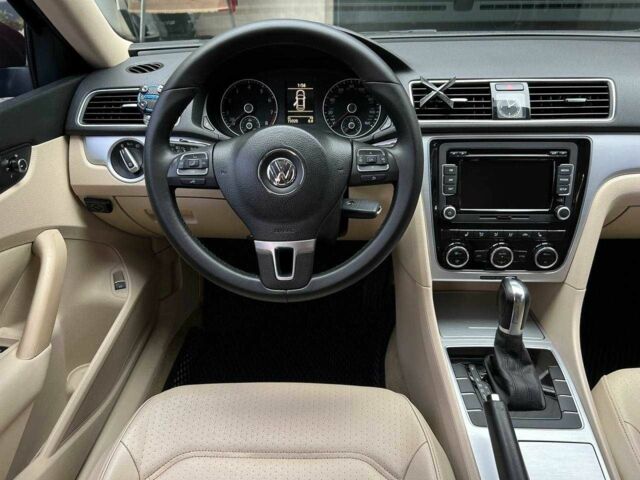 Красный Фольксваген Пассат, объемом двигателя 2.5 л и пробегом 70 тыс. км за 9900 $, фото 14 на Automoto.ua