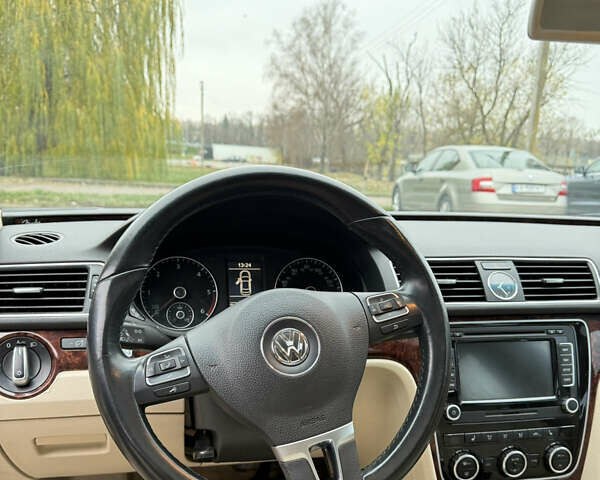 Красный Фольксваген Пассат, объемом двигателя 1.97 л и пробегом 188 тыс. км за 10000 $, фото 11 на Automoto.ua