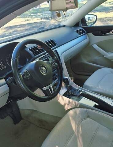 Красный Фольксваген Пассат, объемом двигателя 2.48 л и пробегом 259 тыс. км за 8300 $, фото 12 на Automoto.ua