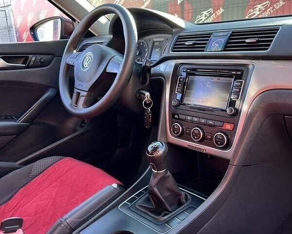 Красный Фольксваген Пассат, объемом двигателя 2.48 л и пробегом 122 тыс. км за 9500 $, фото 27 на Automoto.ua