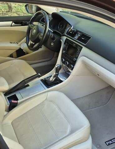 Красный Фольксваген Пассат, объемом двигателя 2.48 л и пробегом 259 тыс. км за 8300 $, фото 7 на Automoto.ua