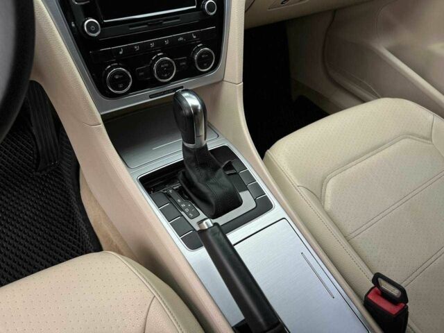 Красный Фольксваген Пассат, объемом двигателя 2.5 л и пробегом 70 тыс. км за 9900 $, фото 20 на Automoto.ua