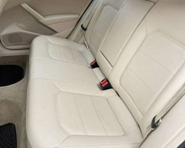 Красный Фольксваген Пассат, объемом двигателя 1.97 л и пробегом 188 тыс. км за 10000 $, фото 13 на Automoto.ua