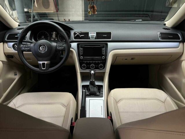 Красный Фольксваген Пассат, объемом двигателя 2.5 л и пробегом 70 тыс. км за 9900 $, фото 13 на Automoto.ua