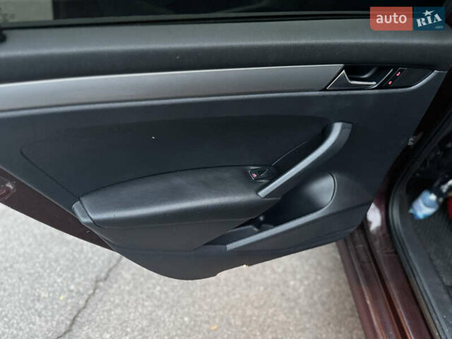 Красный Фольксваген Пассат, объемом двигателя 2.48 л и пробегом 241 тыс. км за 9500 $, фото 13 на Automoto.ua