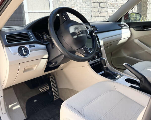 Красный Фольксваген Пассат, объемом двигателя 2.48 л и пробегом 298 тыс. км за 10500 $, фото 9 на Automoto.ua