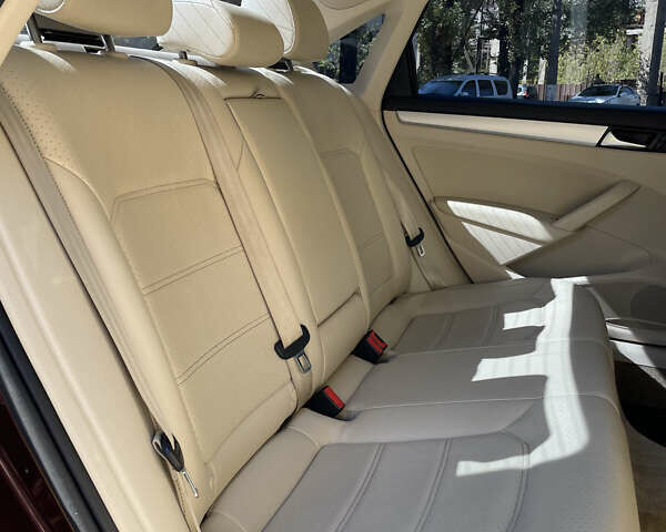 Красный Фольксваген Пассат, объемом двигателя 2.48 л и пробегом 298 тыс. км за 10500 $, фото 5 на Automoto.ua