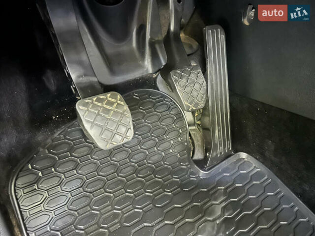 Красный Фольксваген Пассат, объемом двигателя 1.6 л и пробегом 260 тыс. км за 8800 $, фото 50 на Automoto.ua