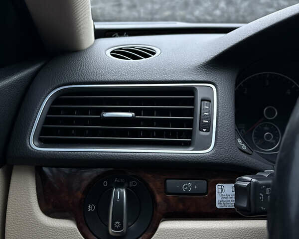 Красный Фольксваген Пассат, объемом двигателя 1.97 л и пробегом 220 тыс. км за 9700 $, фото 17 на Automoto.ua