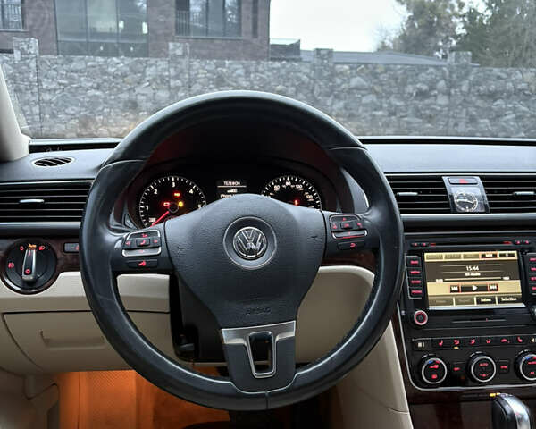 Красный Фольксваген Пассат, объемом двигателя 1.97 л и пробегом 220 тыс. км за 9700 $, фото 11 на Automoto.ua