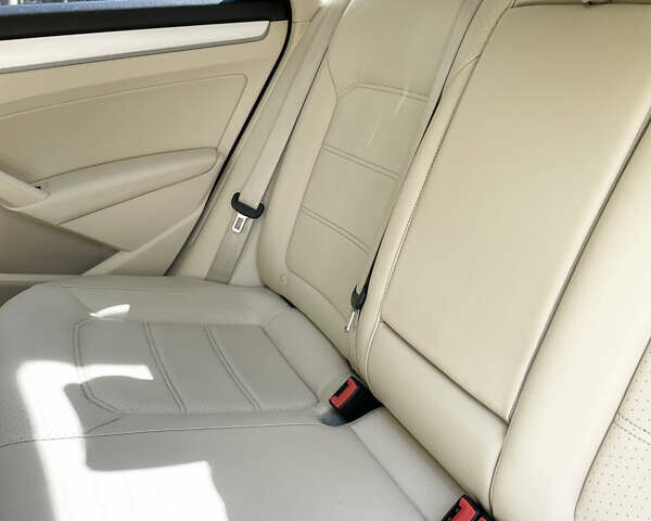 Красный Фольксваген Пассат, объемом двигателя 2.48 л и пробегом 298 тыс. км за 10500 $, фото 6 на Automoto.ua