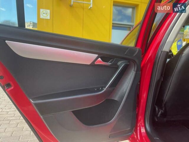 Красный Фольксваген Пассат, объемом двигателя 2 л и пробегом 169 тыс. км за 10000 $, фото 5 на Automoto.ua