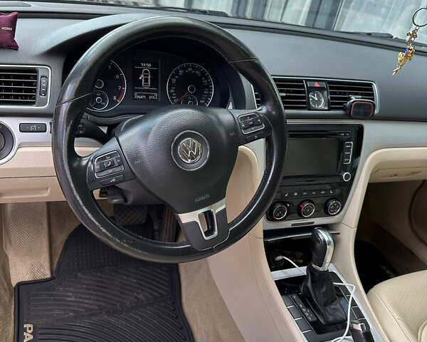 Красный Фольксваген Пассат, объемом двигателя 2.48 л и пробегом 230 тыс. км за 9300 $, фото 10 на Automoto.ua