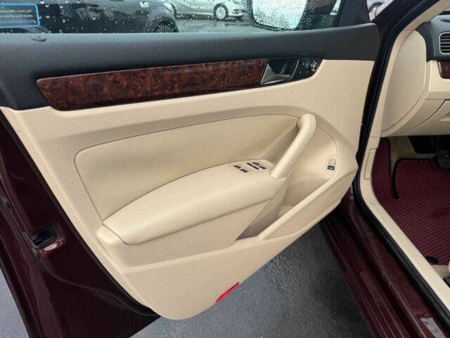 Красный Фольксваген Пассат, объемом двигателя 2 л и пробегом 192 тыс. км за 9750 $, фото 11 на Automoto.ua