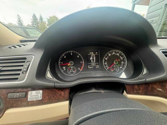 Красный Фольксваген Пассат, объемом двигателя 2 л и пробегом 192 тыс. км за 9750 $, фото 17 на Automoto.ua