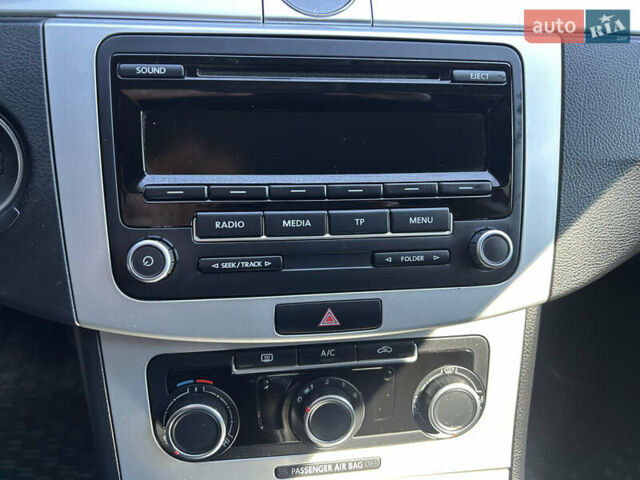 Красный Фольксваген Пассат, объемом двигателя 1.6 л и пробегом 260 тыс. км за 8800 $, фото 40 на Automoto.ua