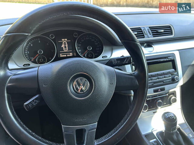 Красный Фольксваген Пассат, объемом двигателя 1.6 л и пробегом 260 тыс. км за 8800 $, фото 44 на Automoto.ua