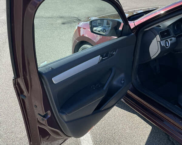 Фольксваген Пассат 2013 в Киеве на Automoto.ua Красный Фольксваген Пассат, объемом двигателя 2.48 л и пробегом 210 тыс. км за 9500 $, фото 14 на Automoto.ua