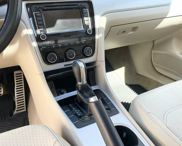 Красный Фольксваген Пассат, объемом двигателя 2.48 л и пробегом 298 тыс. км за 10500 $, фото 12 на Automoto.ua