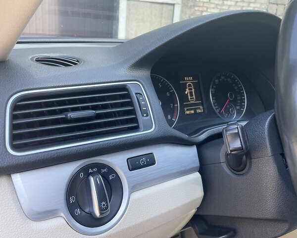 Красный Фольксваген Пассат, объемом двигателя 2.48 л и пробегом 298 тыс. км за 10500 $, фото 18 на Automoto.ua