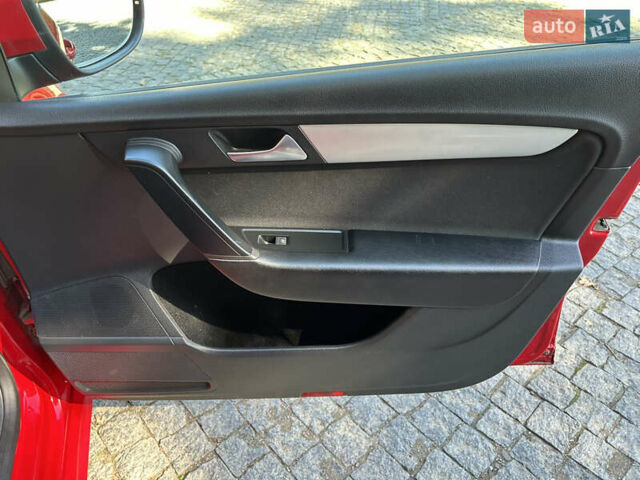 Красный Фольксваген Пассат, объемом двигателя 1.6 л и пробегом 260 тыс. км за 8800 $, фото 31 на Automoto.ua