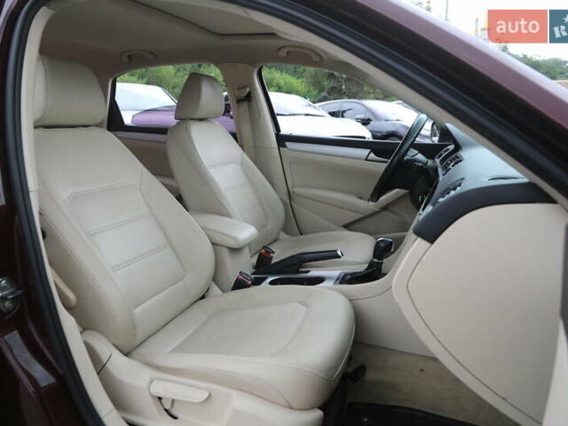 Красный Фольксваген Пассат, объемом двигателя 2.48 л и пробегом 228 тыс. км за 11000 $, фото 9 на Automoto.ua