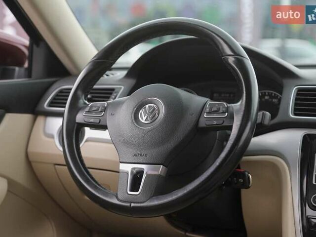 Красный Фольксваген Пассат, объемом двигателя 2.48 л и пробегом 228 тыс. км за 11000 $, фото 13 на Automoto.ua