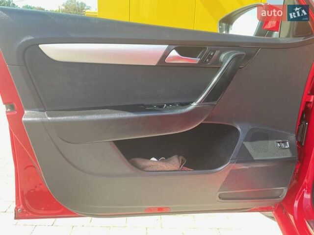 Красный Фольксваген Пассат, объемом двигателя 2 л и пробегом 169 тыс. км за 10000 $, фото 12 на Automoto.ua