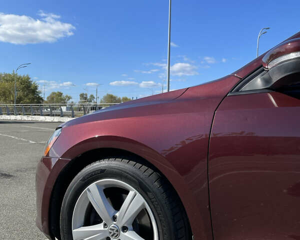 Фольксваген Пассат 2013 в Киеве на Automoto.ua Красный Фольксваген Пассат, объемом двигателя 2.48 л и пробегом 210 тыс. км за 9500 $, фото 9 на Automoto.ua