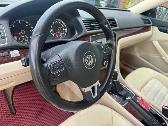 Красный Фольксваген Пассат, объемом двигателя 2 л и пробегом 192 тыс. км за 9750 $, фото 10 на Automoto.ua