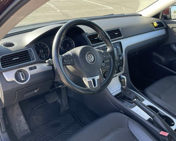 Фольксваген Пассат 2013 в Киеве на Automoto.ua Красный Фольксваген Пассат, объемом двигателя 2.48 л и пробегом 210 тыс. км за 9500 $, фото 21 на Automoto.ua