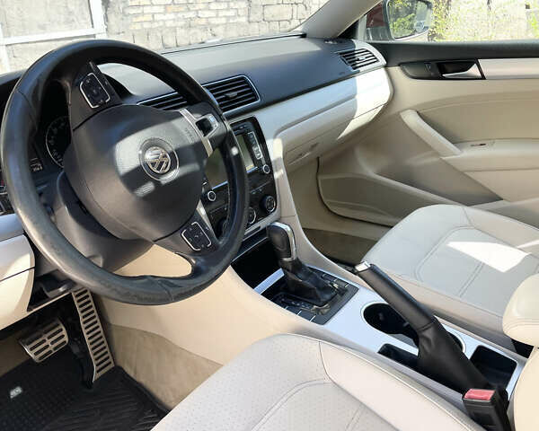 Красный Фольксваген Пассат, объемом двигателя 2.48 л и пробегом 298 тыс. км за 10500 $, фото 11 на Automoto.ua