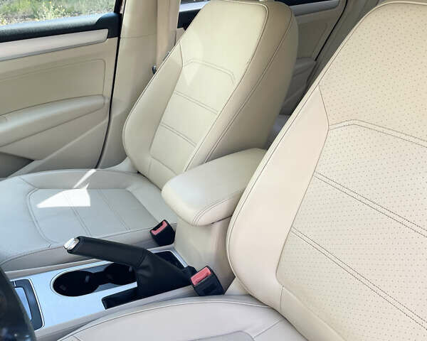 Красный Фольксваген Пассат, объемом двигателя 2.48 л и пробегом 298 тыс. км за 10500 $, фото 13 на Automoto.ua