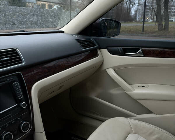 Красный Фольксваген Пассат, объемом двигателя 1.97 л и пробегом 220 тыс. км за 9700 $, фото 22 на Automoto.ua