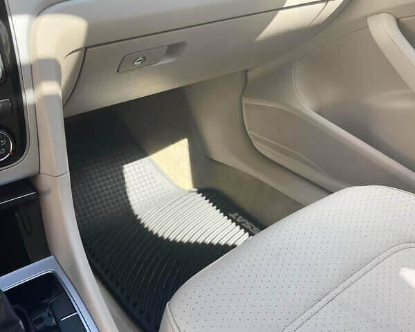 Красный Фольксваген Пассат, объемом двигателя 2.48 л и пробегом 298 тыс. км за 10500 $, фото 21 на Automoto.ua