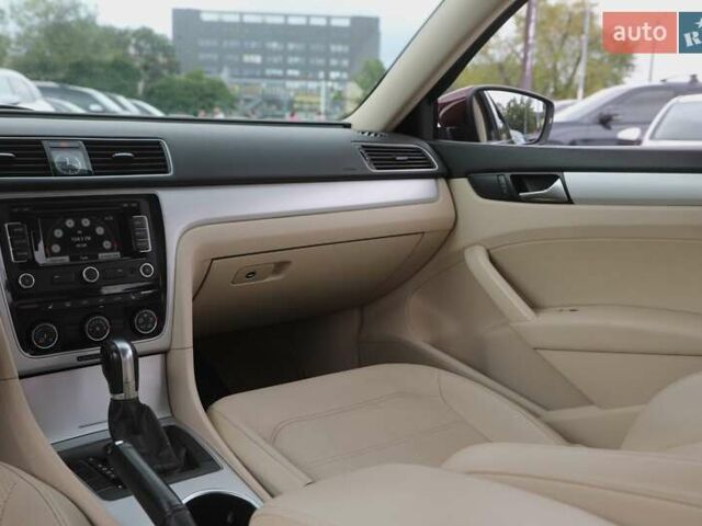 Красный Фольксваген Пассат, объемом двигателя 2.48 л и пробегом 228 тыс. км за 11000 $, фото 12 на Automoto.ua