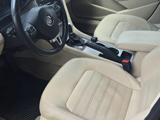 Красный Фольксваген Пассат, объемом двигателя 1.8 л и пробегом 175 тыс. км за 9000 $, фото 4 на Automoto.ua