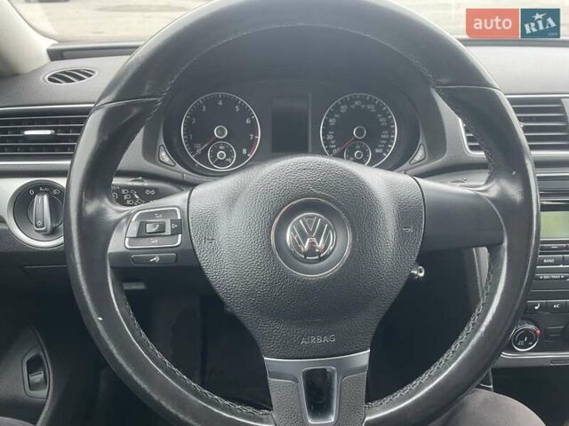 Красный Фольксваген Пассат, объемом двигателя 1.78 л и пробегом 139 тыс. км за 9400 $, фото 15 на Automoto.ua