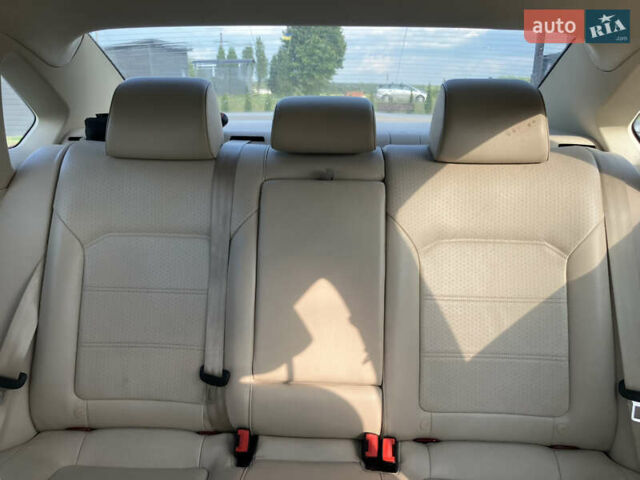 Красный Фольксваген Пассат, объемом двигателя 2 л и пробегом 171 тыс. км за 13500 $, фото 3 на Automoto.ua