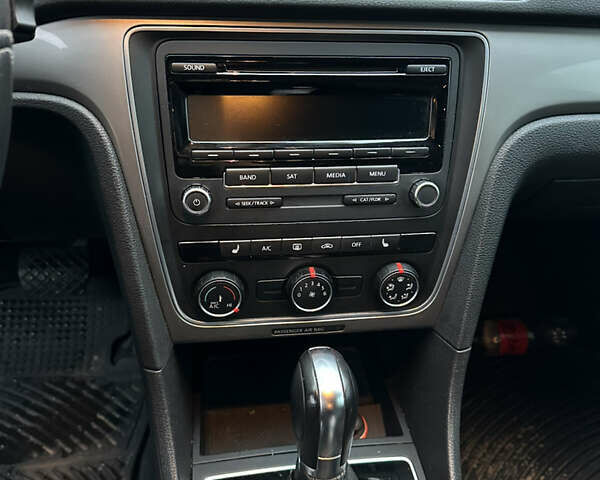 Червоний Фольксваген Пассат, об'ємом двигуна 1.8 л та пробігом 196 тис. км за 7500 $, фото 9 на Automoto.ua